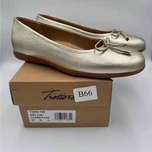 Trotters Dellis Champagne Flats New in Box 9.5 women’s narrow